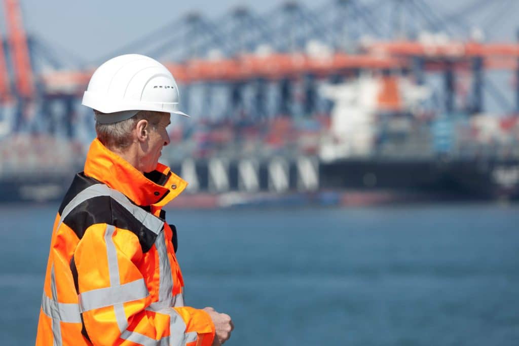 What are the differences between a freight forwarder and a shipping agent? Understand!