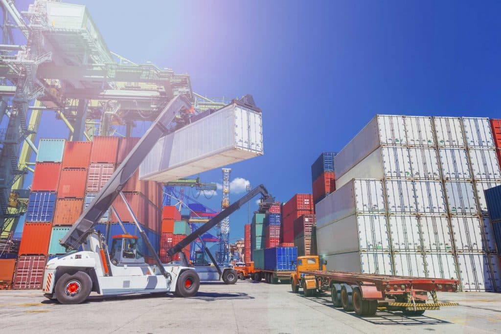 How to do the storage and hangling of loads in ports?