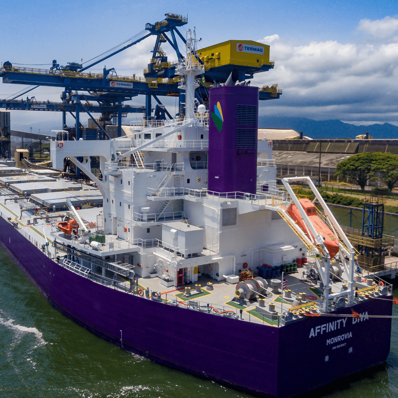 Wilson Sons attends the largest fertilizer ship ever docked in the Port of Santos