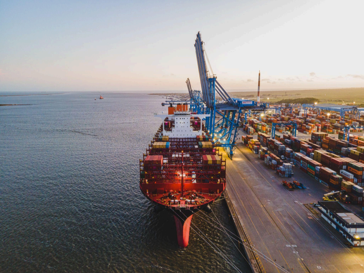 Hub Port: Understand What It Is, Its Function, and Logistics Examples